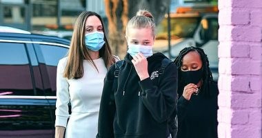 صور:  أنجلينا جولى تتألق بـ"الأبيض" فى نزهة عائلية للتسوق بصحبة ابنتيها