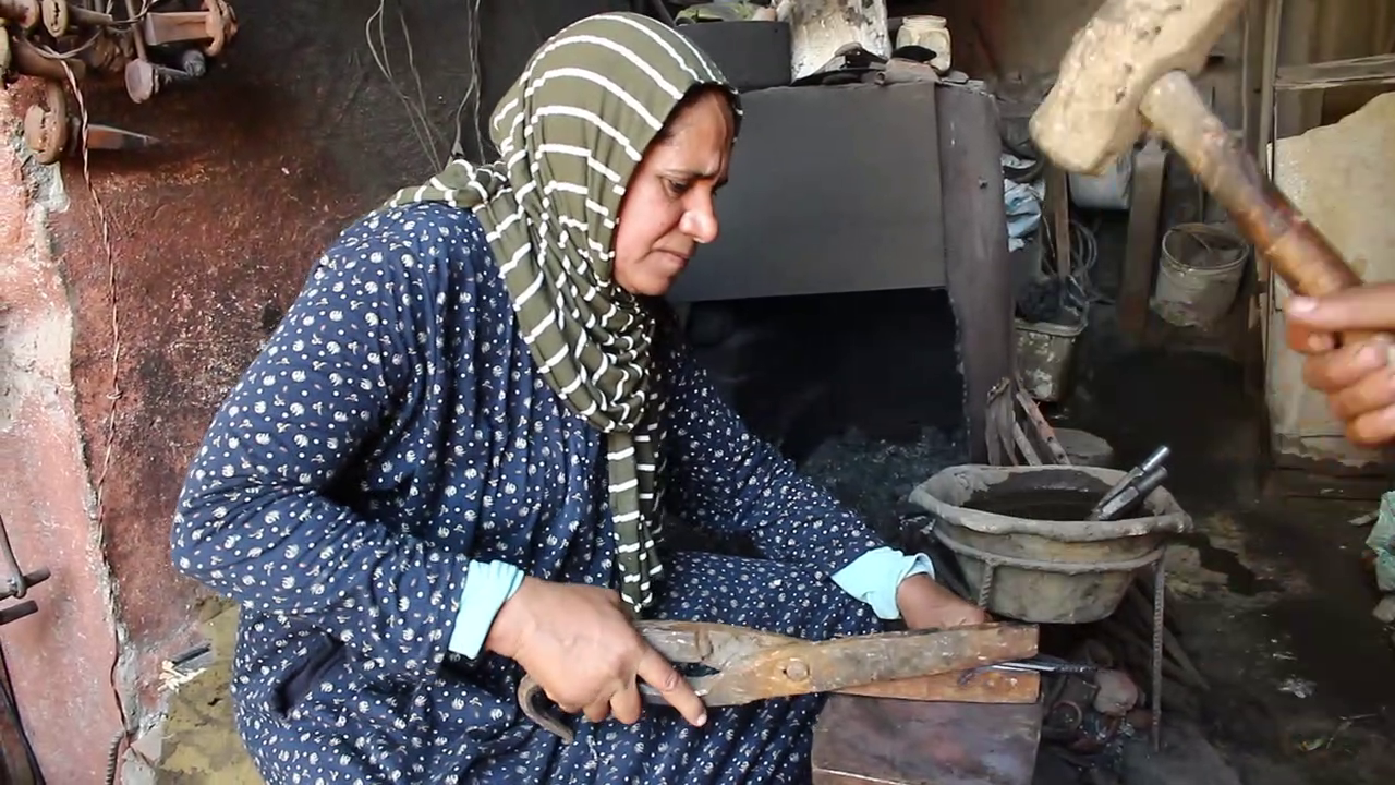 مصرية تتحدي العادات والتقاليد "بالحدادة"