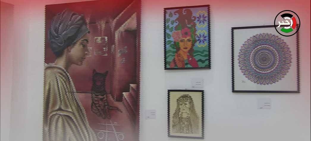 بالفيديو: كلية دار الكلمة تُنظم معرضاً للفن التشكيلي في غزّة