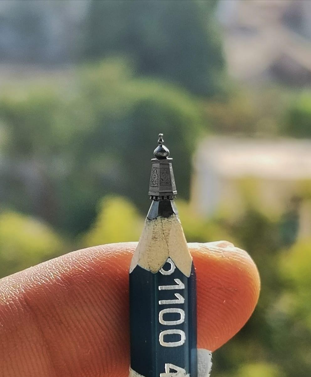 صور: مصري ينحت تماثيل فرعونية على أسنان أقلام الرصاص