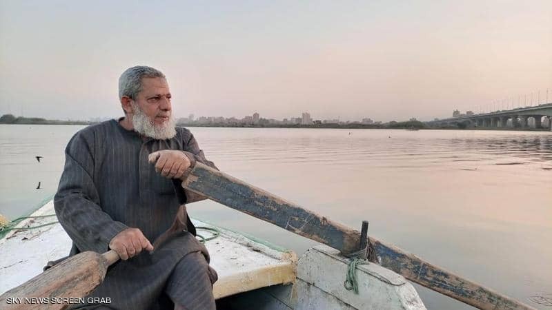 بالفيديو | صياد مصري يمسح النيل بحثا عن "الموت"