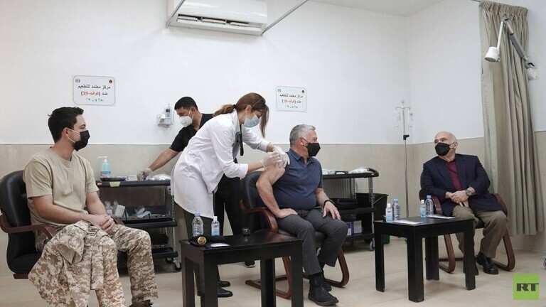 الملك الأردني وولي العهد والأمير الحسن بن طلال يتلقون لقاح "كورونا"