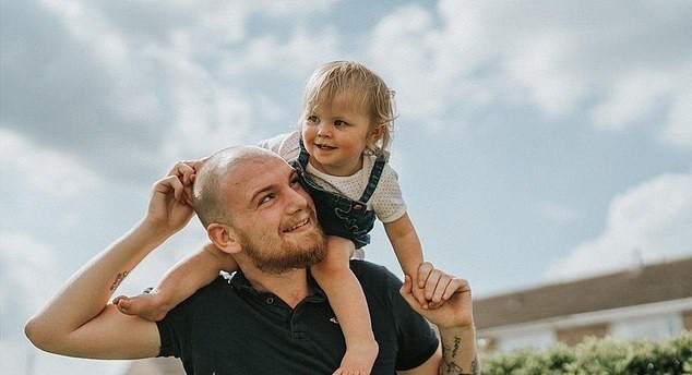 بالصور: طفلة تعيش 4 أشهر ببطارية في الحلق