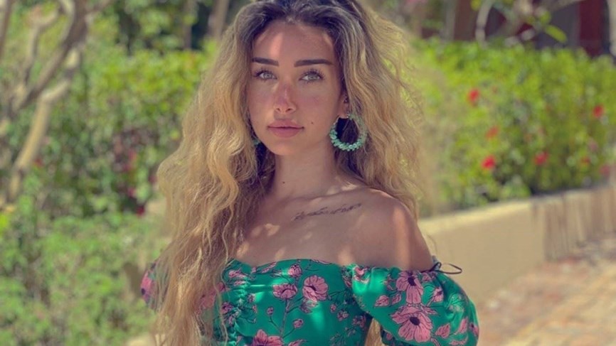 إثناء على جمالها