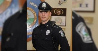 شرطي أميركي يقدم هدية لسيدتين سرقتا متجر إنسانيته غلبت الواجب