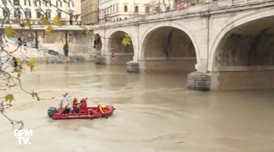 صور وفيديو: تقاليد شعبية غريبة..سكان روما يرمون أنفسهم فى نهر التيبر للترحيب بالعام الجديد