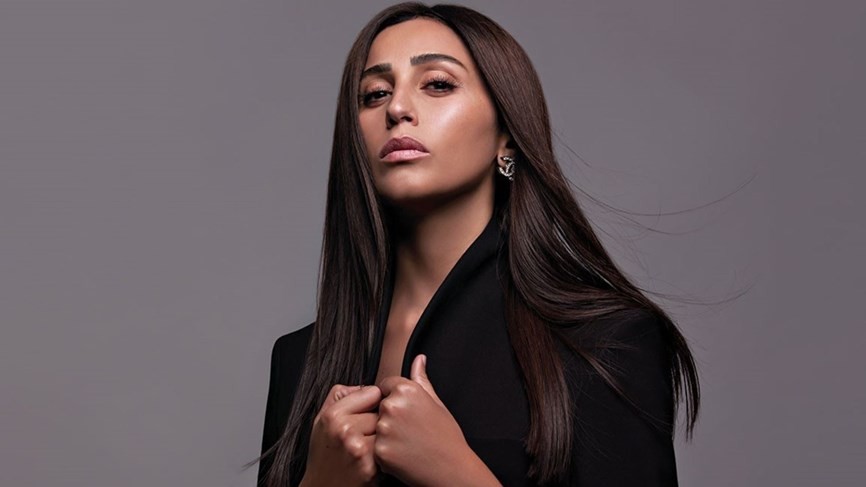 الممثلة المصرية "دينا الشربيني" ممنوعة من التعرض للنجم "عمرو دياب"