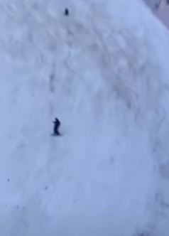 بالفيديو: متزلج يهرب من مطاردة دب ضخم أعلى منحدر ثلجى فى رومانيا بحيلة ذكية.