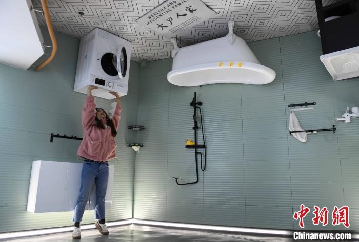 صورة: "الغرفة السحرية".. معرض صينى يعرض أساس منزل بالمقلوب لإبهار الزوار