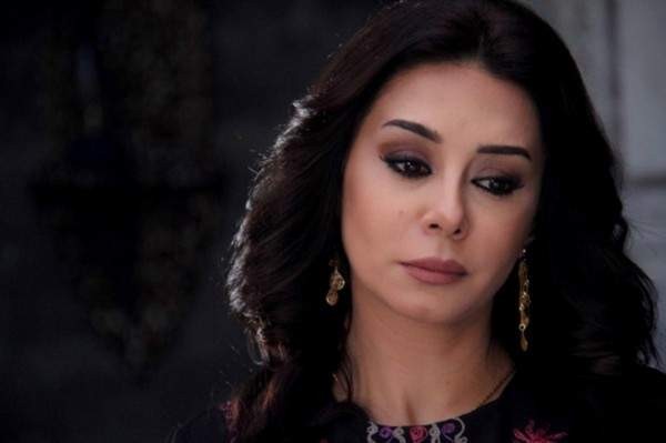 شاهدوا | صورة والدة الممثلة السورية "كاريس بشار" حديث المتابعين