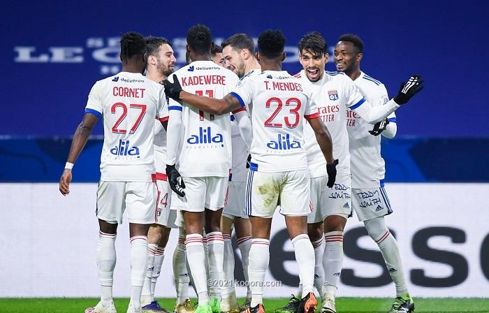 ليون يعزز صدارته للدوري الفرنسي بفوز مثير