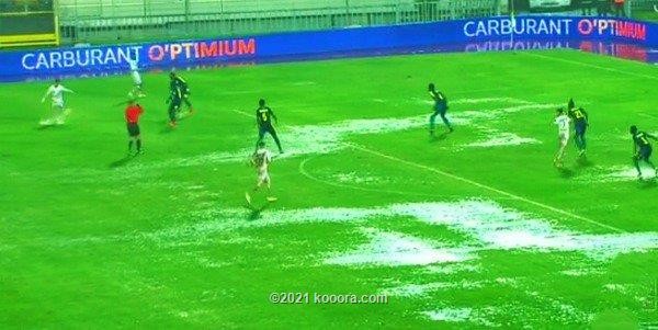 بالصور : الرجاء المغربي يودع دوري أبطال إفريقيا بعد خسارته في "بركة ماء"