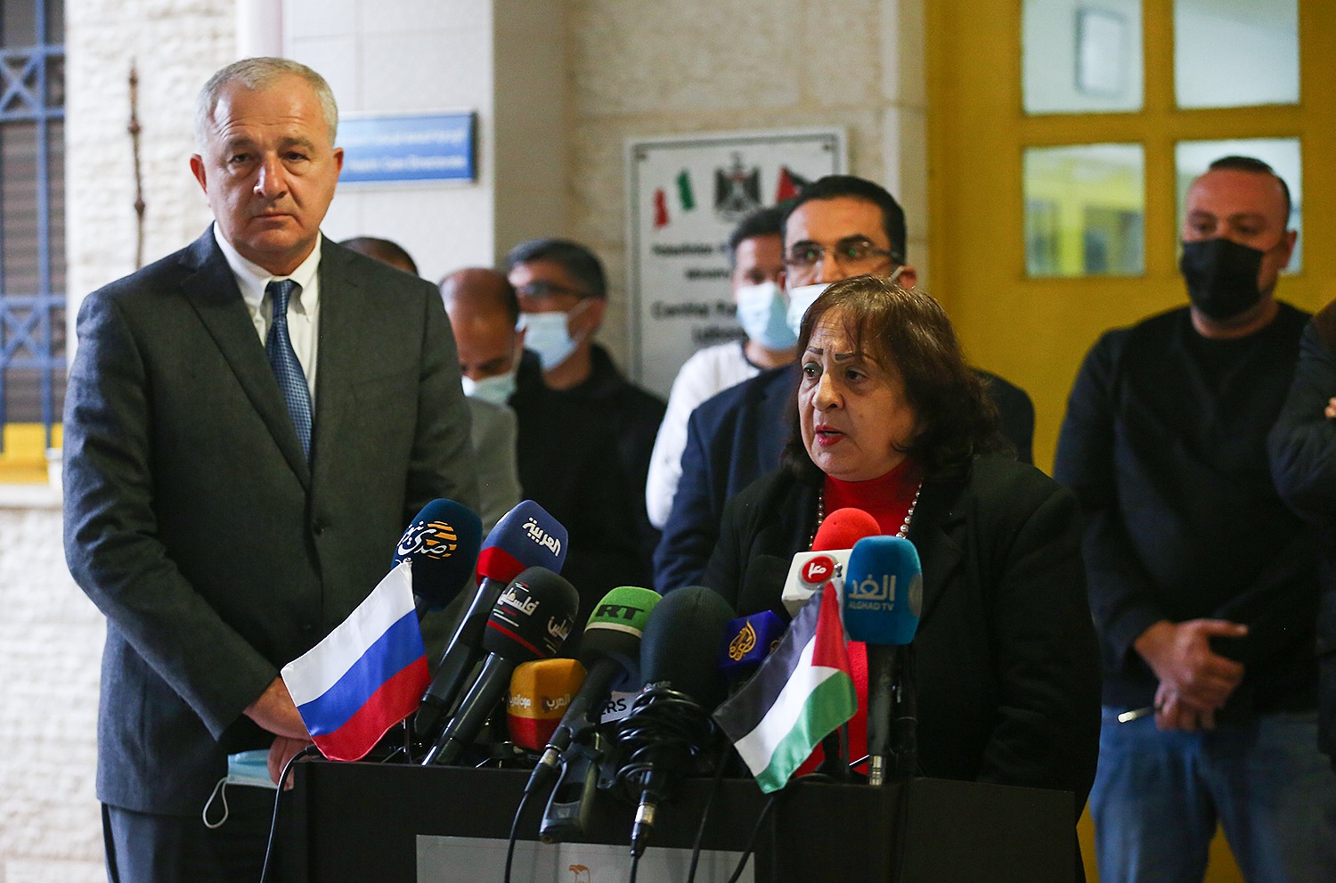 بالفيديو والصور: الصحة تتسلم 10 آلاف جرعة من لقاح "سبوتنيك v" الروسي