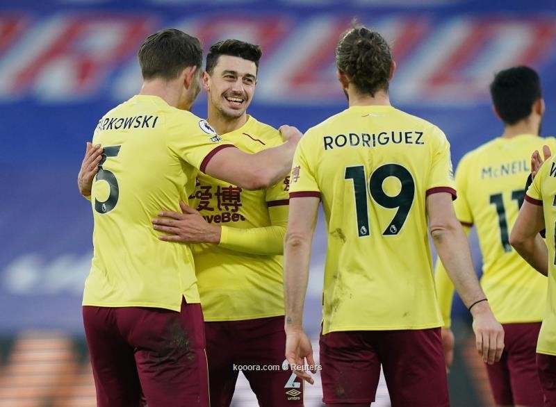 بالصور : بيرنلي يعود من ملعب كريستال بلاس بثلاث نقاط وثلاث اهداف