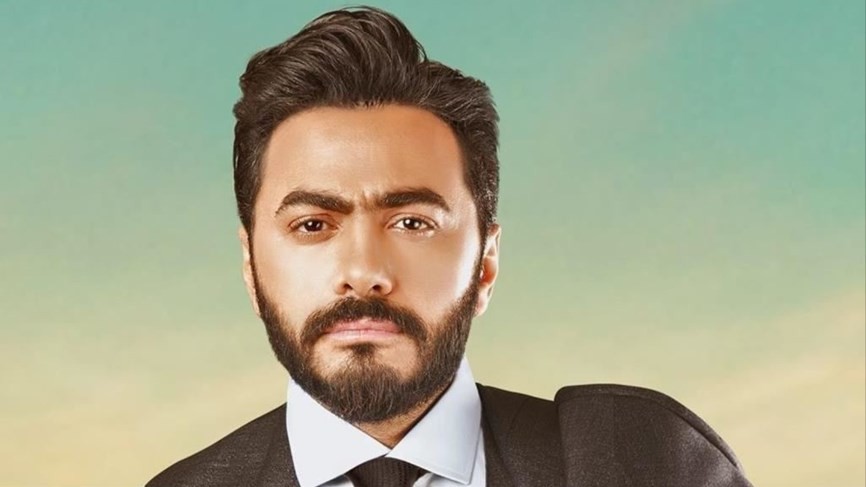 بالفيديو | الفنان المصري "تامر حسني" عمل كبائع عطورات على الطرقات