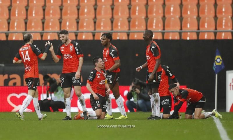 بالصور.. باريس يسقط من قمة الدوري بطعنة لوريان