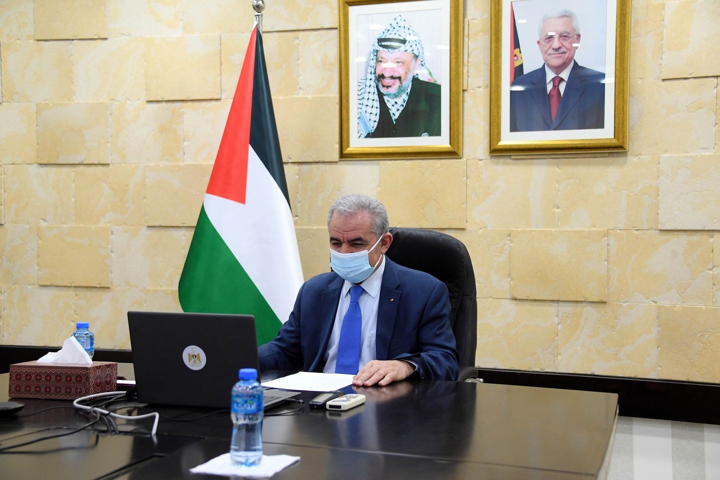 في مستهل الجلسة الأسبوعية