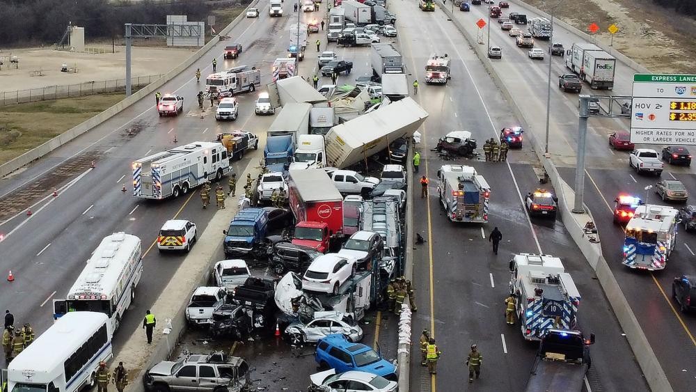 وفاة 5 أشخاص وإصابة آخرين بحادث سير في أمريكا