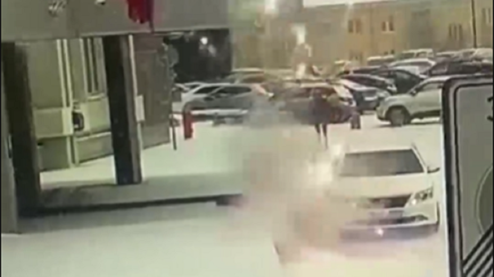 بالفيديو | أراد أن يتسلى فهدد حريته بالسجن 7 سنوات