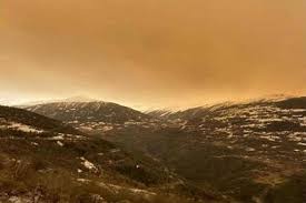 بالفيديو | عاصفة أفريقية تصبغ ثلوج الألب باللون المشمشي