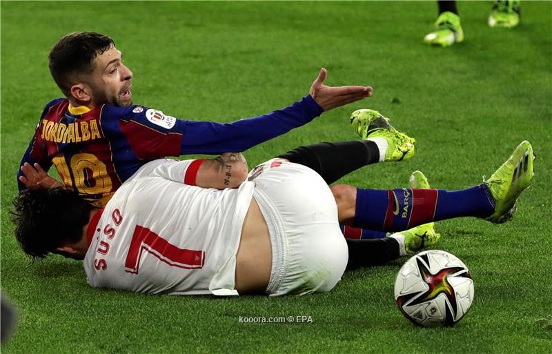 لاعب إشبيلية يسخر من مطالبات برشلونة