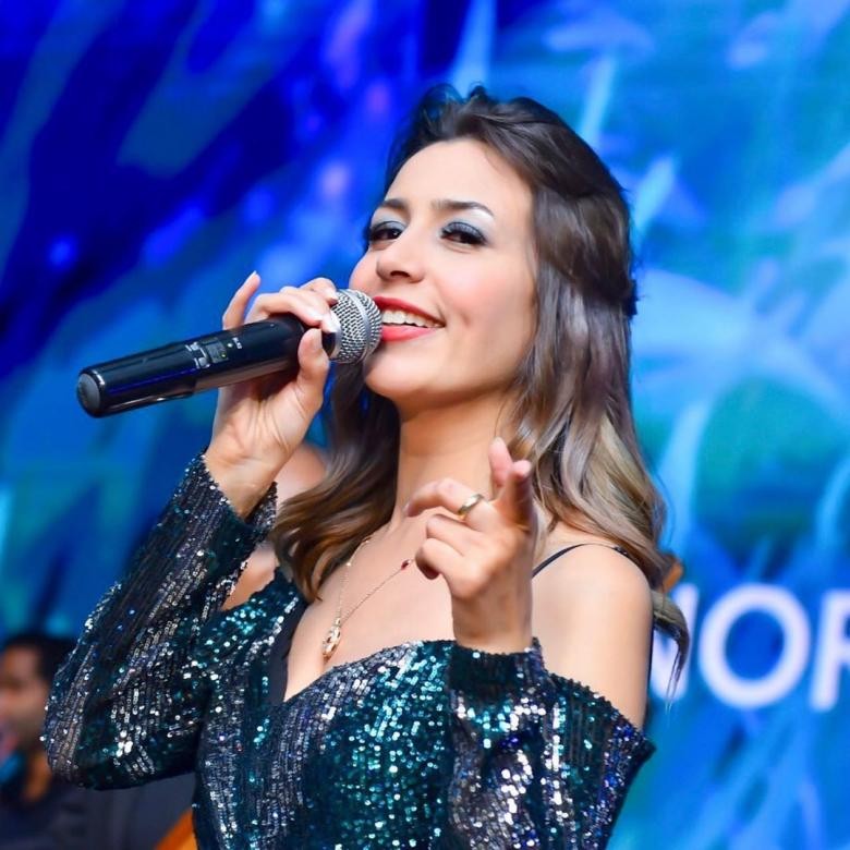 بالصور: جنات تستعد لحفل عيد الحب