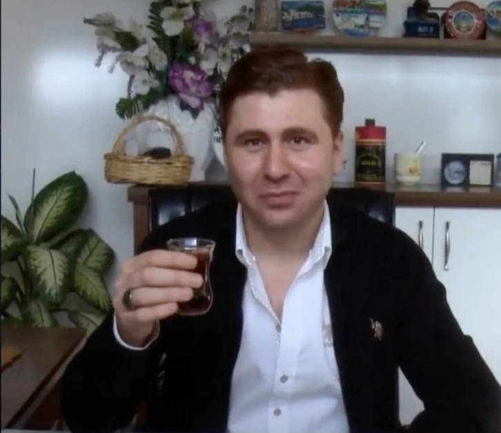 بالصور: تركى يحاول قتل رئيسه بالعمل بوضع لعاب كورونا فى مشروبه