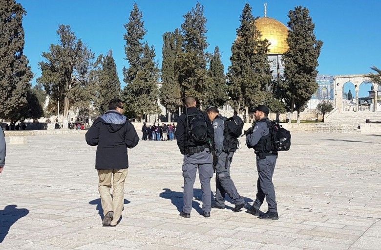 الاحتلال يبعد شابين عن المسجد الأقصى