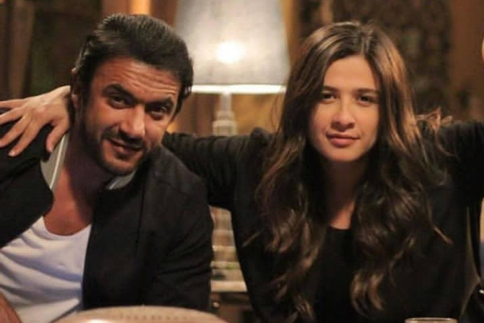 أبطال مسلسل "اللي مالوش كبير" النجمين "ياسمين عبدالعزيز وأحمد العوضي"