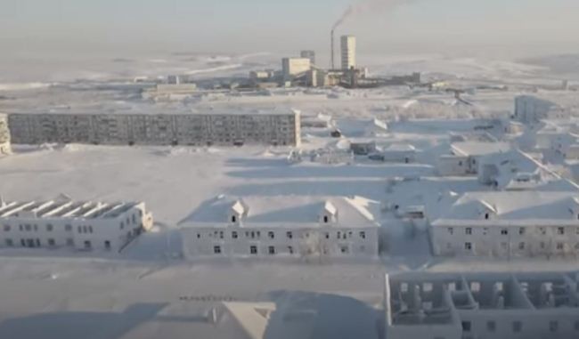فيديو وصور: مدينة روسية تتحول لمنطقة مهجورة بسبب كثافة الثلوج وراء القطب الشمالي