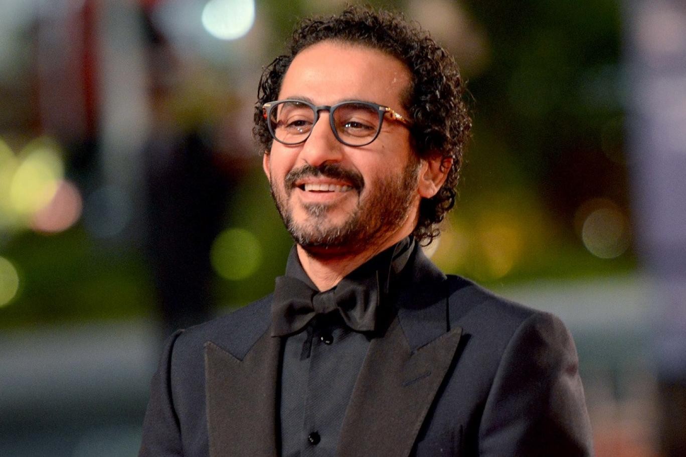 شاهدوا | إبنة الفنان "أحمد حلمي" تقلّده ببراعة والجمهور يثني على جمالها
