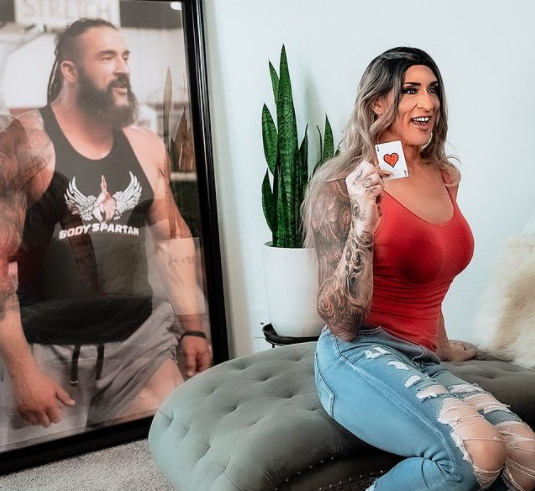 بالصور: نجم مصارعة حرة سابق يذهل متابعيه بظهوره كامرأة بعد نجاح عملية تحوله جنسيا