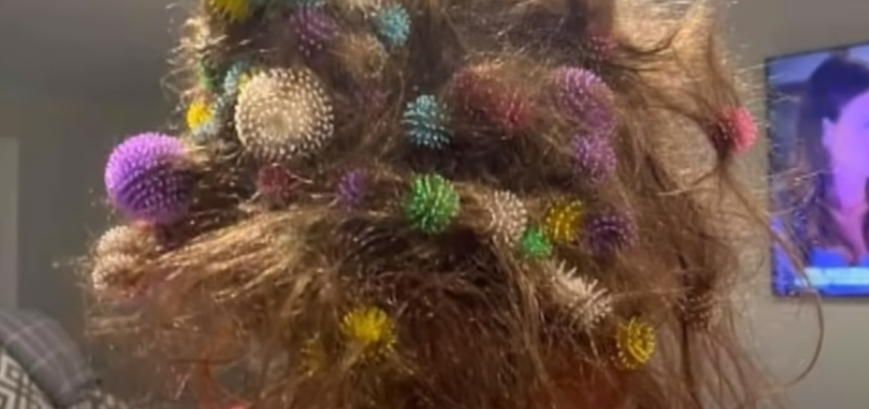 شاهدوا:  " 20 ساعة" أم أمريكية تستخرج 150 لعبة من شعر ابنتها