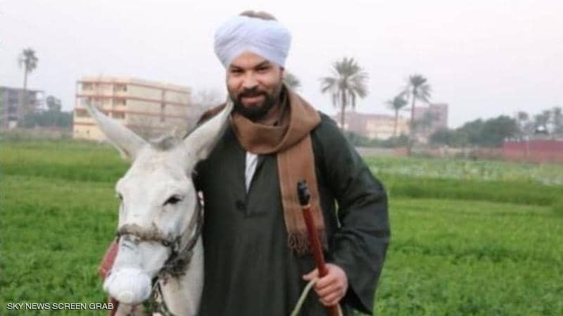 شاهدوا | يقطع 1000 كيلومتر في مصر على ظهر "حمار" ما القصة؟