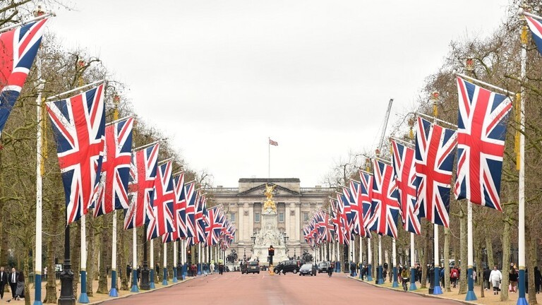 شاهدوا | سيارة بـ3 عجلات تعرض للبيع بـ "مزاد علني" في بريطانيا