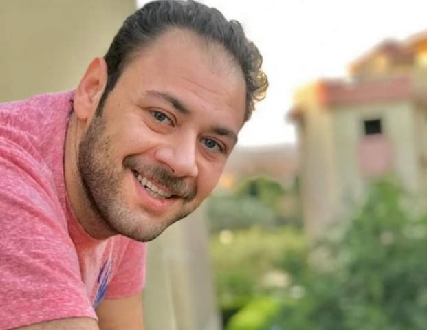 شاهدوا: محمد على رزق يعلن خطوبته: "لبسنا دبلة الخطوبة سمعونا زغروطه يا حبايب"