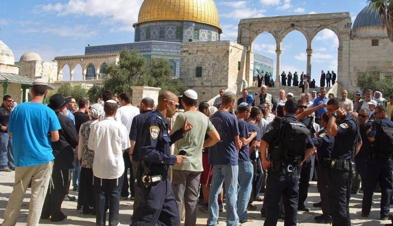 48 مستوطناً يُنفّذون جولات استفزازية في باحات المسجد الاقصى