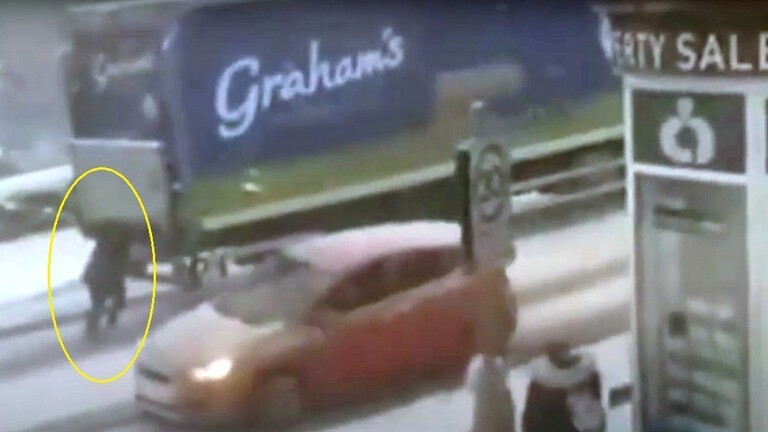 بالفيديو | امرأة ثلاثينية خارقة تدفع شاحنة ضخمة وسط الثلوج