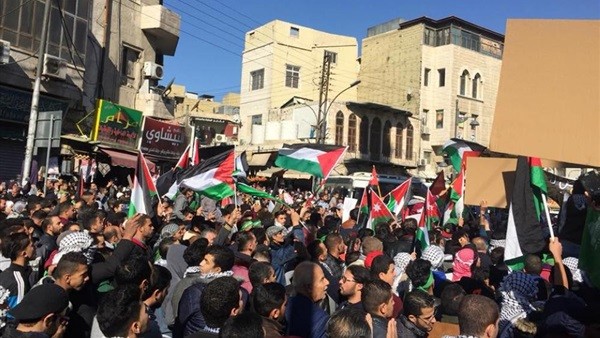 عشرات المقدسيين يُشاركون في وقفة رفضاً لقرار تهجير 17 أسرة بالشيخ جراح