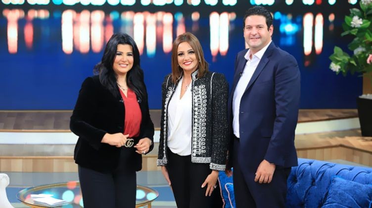 بالفيديو: بكاء زوج بشرى أمام منى الشاذلي بعد تأثره بفيديو خطوبتهما