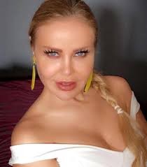 وشبابها رغم الأربعين