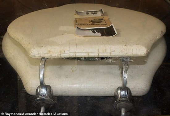 صور: طرح مقعد مرحاض أدولف هتلر للبيع بمزاد علنى