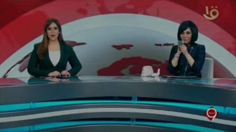 بالفيديو | مشهد غير مألوف لمذيعة التلفزيون الرسمي على الهواء