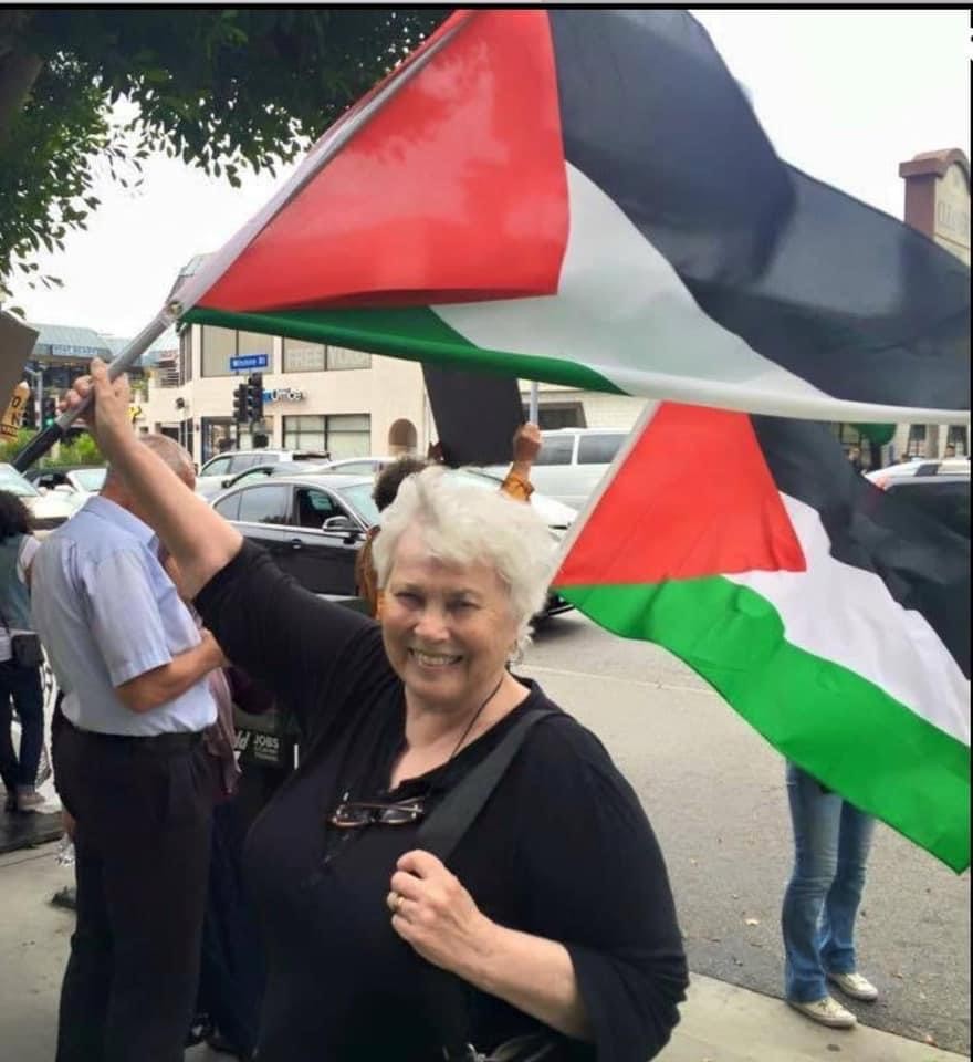 وفاة الناشطة الأمريكية المدافعة عن حقوق الشعب الفلسطيني ماري ثومبسون