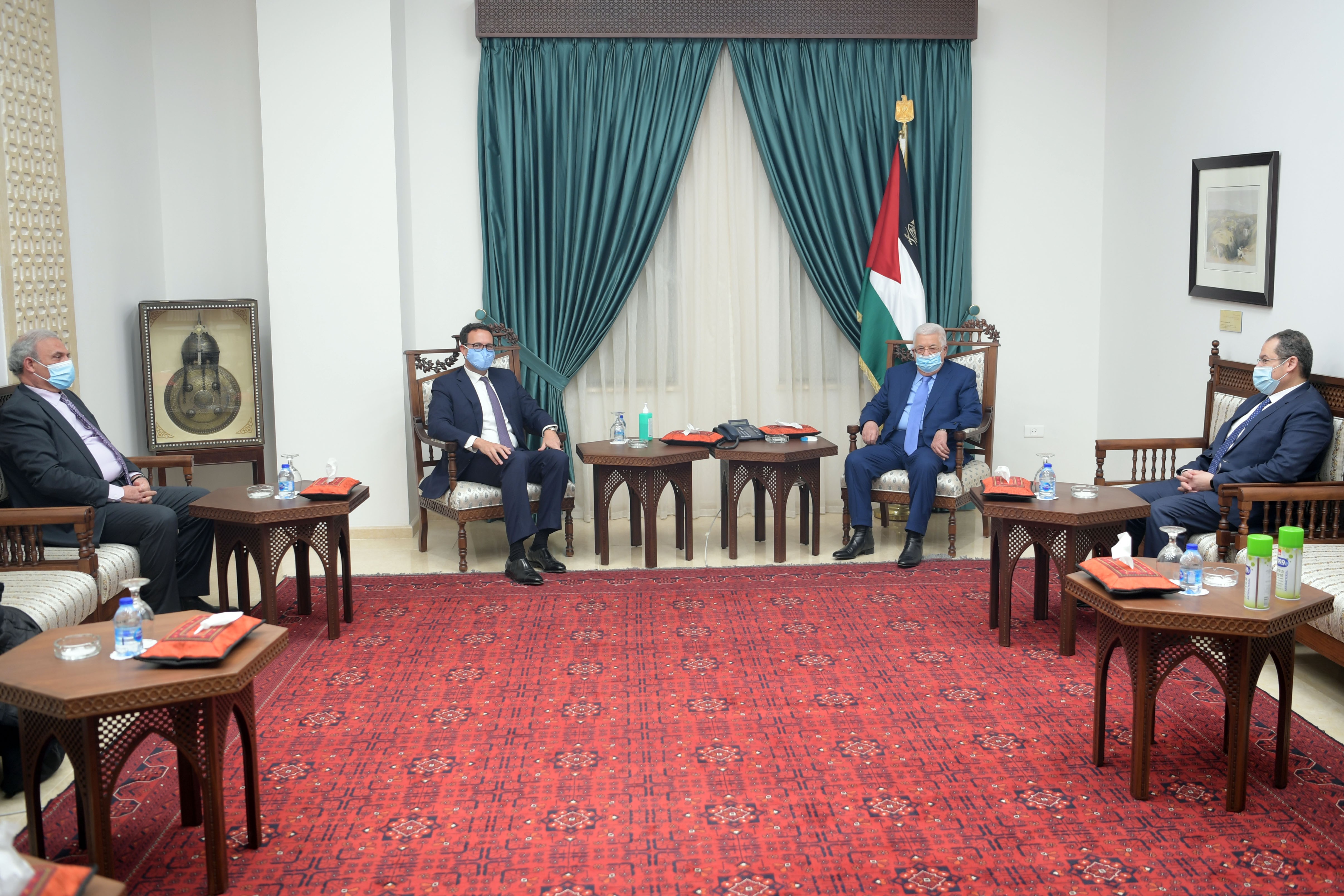 الرئيس يهنئ هاشم الشوا بمناسبة مرور 60 عامًا على تأسيس بنك فلسطين