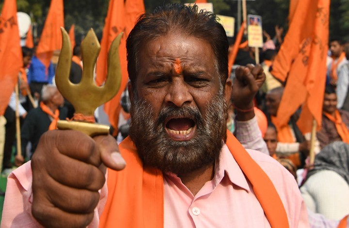 بالفيديو | هندوس يعتدي على فتى "مسلم" شرب الماء في معبد بالهند