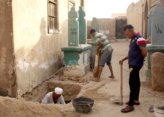 شاهدوا | واقعة غريبة.. مصري ذهب لزيارة قبر والده فاكتشف اختفاء الجثة