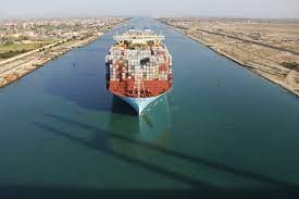 رئيس هيئة قناة السويس: حركنا السفينة العالقة 4 أمتار