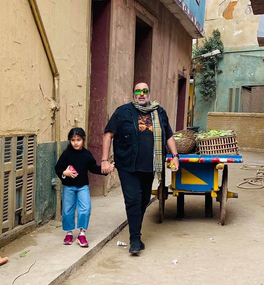 شاهدوا: ابنة روبى مع والدها سامح عبد العزيز فى لوكيشن التصوير