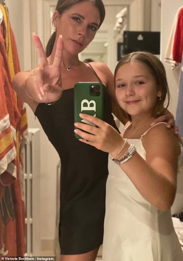 فيكتوريا بيكهام تخضع لجلسة تجميل على يد ابنتها هاربر